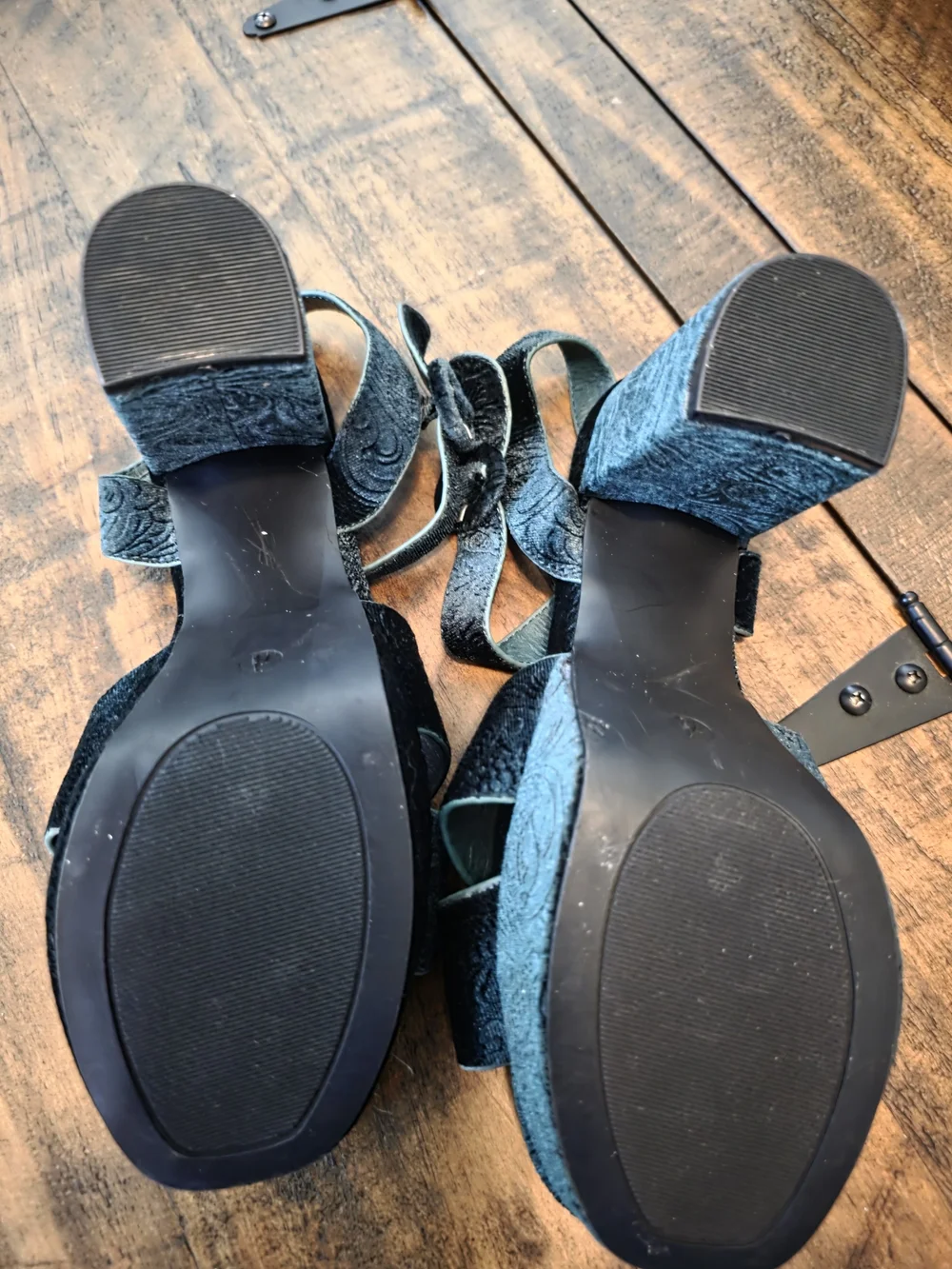 Women’s Velvet 4